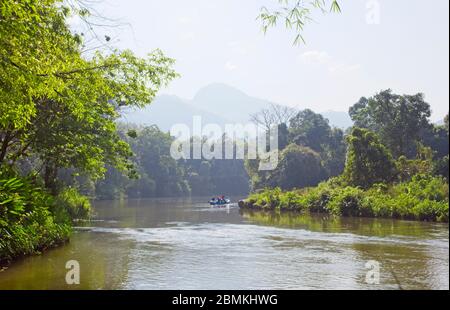 Der Kelani Fluss bei Kitulgala, für verschiedene Wassersportarten genutzt, der Fluss entwässert den Horton Plains National Park, Sri Lanka. Stockfoto