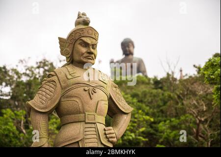 Kriegerstatue am Tian Tan Big Buddha, einem berühmten Touristenziel in Ngong Ping auf der Insel Lantau, Hongkong Stockfoto