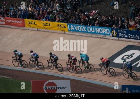 12/04/2015 Paris-Roubaix. Die Führungsgruppe der Fahrer betritt das Velodrom. Zdenek Stybar, Greg Van Avermaet, Lars Boom, Martin Elmiger, Jens Keukeleire, Stockfoto