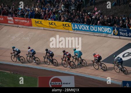 12/04/2015 Paris-Roubaix. Die Führungsgruppe der Fahrer betritt das Velodrom. Zdenek Stybar, Greg Van Avermaet, Lars Boom, Martin Elmiger, Jens Keukeleire, Stockfoto