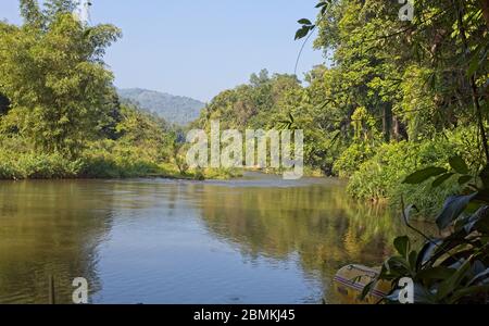 Der Kelani River bei Kitulgala, fließt aus dem Horton Plains National Park, Sri Lanka. Stockfoto