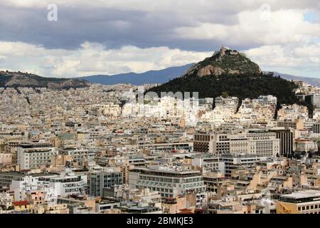 Athen, Griechenland, Teilansicht der Stadt vom Akropolis-Hügel mit Lycabettus-Hügel im Hintergrund. Stockfoto