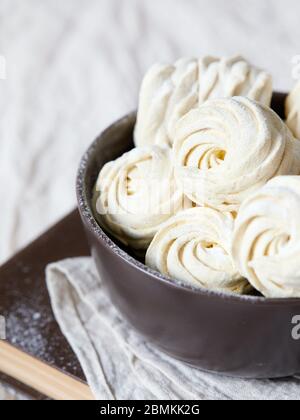 Banana natürliche süße hausgemachte Zephyr oder Marshmallow in braunen Schüssel Nahaufnahme Stockfoto