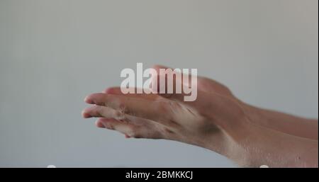 Pov Schuss von Mann zeigt saubere Hände nach dem Auftragen Desinfektionsmittel Gel zu seinen Händen Nahaufnahme Stockfoto