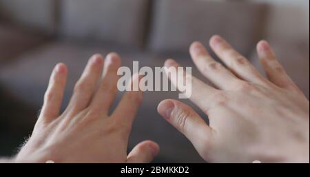 Pov Schuss von Mann zeigt saubere Hände nach dem Auftragen Desinfektionsmittel Gel zu seinen Händen Nahaufnahme Stockfoto