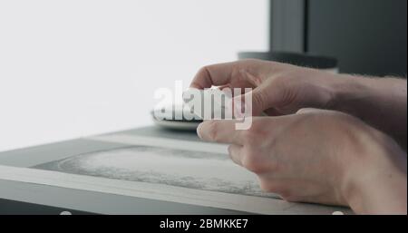 Mann Hände Sand Boden der weißen Keramik-Untertasse Stockfoto