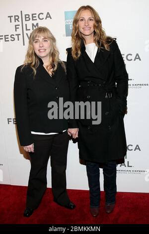 New York, NY, USA. 23 April 2011. Lisa Roberts Gillan, Julia Roberts beim Kurzprogramm Mix Tape während des 10. Tribeca Film Festivals im BMCC Tribeca PAC. Kredit: Steve Mack/Alamy Stockfoto