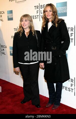 New York, NY, USA. 23 April 2011. Lisa Roberts Gillan, Julia Roberts beim Kurzprogramm Mix Tape während des 10. Tribeca Film Festivals im BMCC Tribeca PAC. Kredit: Steve Mack/Alamy Stockfoto