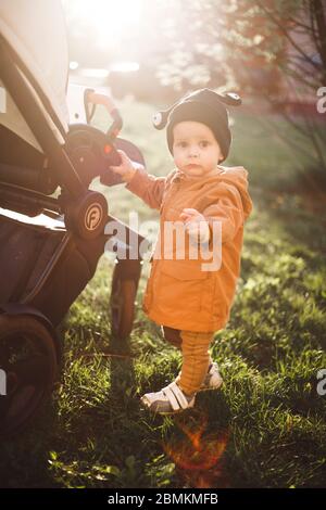 Porträt eines einjährigen Jungen mit einer Schneckenwollmütze auf dem Hintergrund der Natur Stockfoto