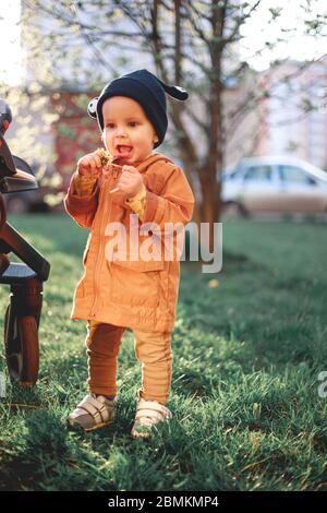 Porträt eines einjährigen Jungen mit einer Schneckenwollmütze auf dem Hintergrund der Natur Stockfoto