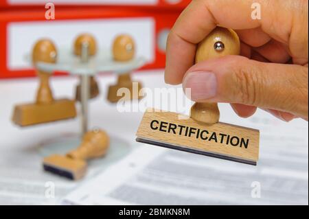 Zertifizierung gedruckt auf Stempel Stockfoto