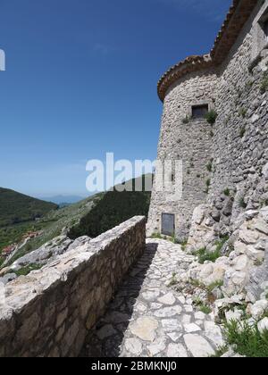 Die Zufahrtsstraße zum Schloss Letino in der Provinz Caserta. Stockfoto