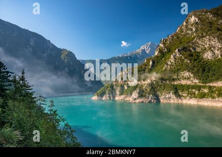 Morgennebel am Piva See (Pivsko jezero), künstlicher See am Piva Fluss in Piva Canyon, Montenegro, Südosteuropa Stockfoto