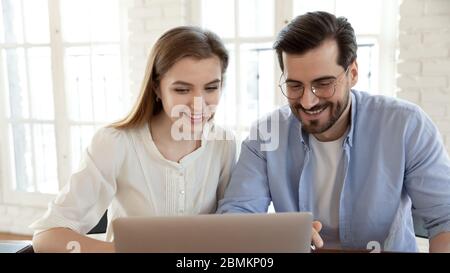 Verschiedene Mitarbeiter arbeiten am Laptop bei Meetings im Büro Stockfoto