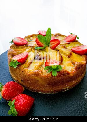 Apfelkuchen Obstkuchen mit Erdbeere, hausgemachte Kuchen Stockfoto