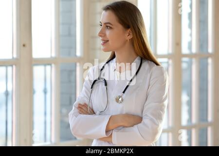 Junge Ärztin Blick in der Ferne denken Karrierechancen Stockfoto