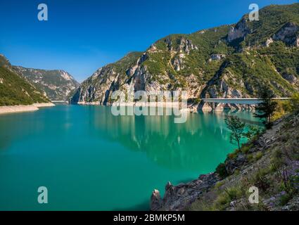 Piva See (Pivsko jezero), künstlicher See auf Piva Fluss in Piva Canyon, Autobahnbrücke in der Nähe Pluzine, Montenegro, Südosteuropa Stockfoto