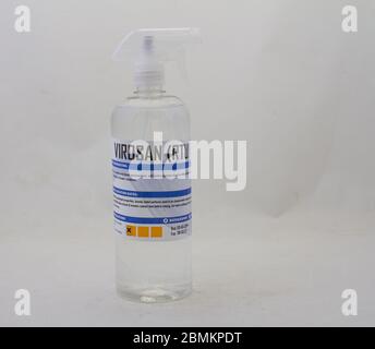 Alberton, Südafrika - eine Sprühflasche Virosan Hand- und Oberflächendesinfektionsmittel auf einem klaren Hintergrundbild mit Kopierfläche isoliert Stockfoto