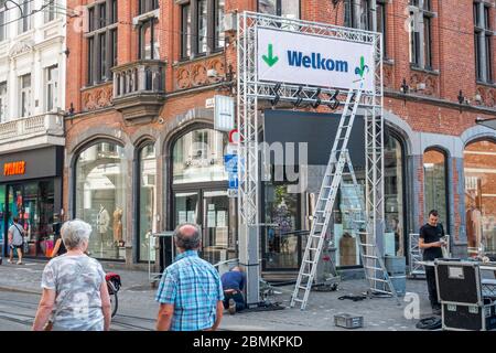 Banner mit Wegweiserkennung für Einkäufer in der Einkaufsstraße während 2020 COVID-19 / Coronavirus Pandemie, Gent, Belgien Stockfoto