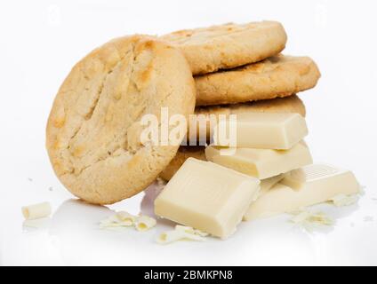 Weiße Schokolade Keks Kekse mit Schokolade Bausteine und Locken auf Weiß. Stockfoto