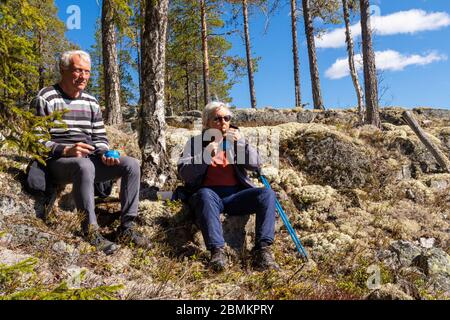 Ältere Paar sitzen in der Natur Kaffee trinken mit einem blauen Himmel im Hintergrund, Bild von Mellansel Vasternorrland, Schweden. Stockfoto