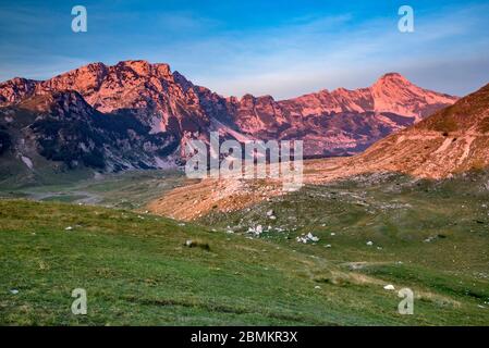 Sedlena Greda Massiv bei Sonnenaufgang, Durmitor Nationalpark, UNESCO Weltkulturerbe, Dinarischen Alpen, Montenegro, Südosteuropa Stockfoto