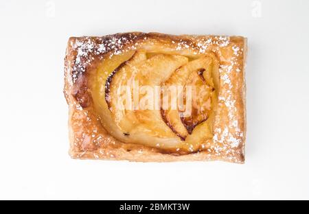 Apfelkuchen ist eine Fruchttarte aus einem Teig mit Apfel beschichtet. Es gibt viele Varianten und der Apfel kann geschnitten oder compote werden. Äpfel können dir platziert werden Stockfoto