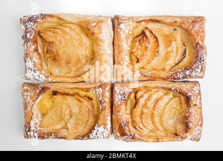 Apfelkuchen ist eine Fruchttarte aus einem Teig mit Apfel beschichtet. Es gibt viele Varianten und der Apfel kann geschnitten oder compote werden. Äpfel können dir platziert werden Stockfoto