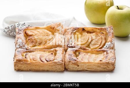 Apfelkuchen ist eine Fruchttarte aus einem Teig mit Apfel beschichtet. Es gibt viele Varianten und der Apfel kann geschnitten oder compote werden. Äpfel können dir platziert werden Stockfoto