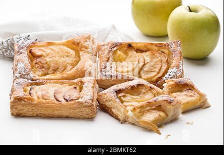 Apfelkuchen ist eine Fruchttarte aus einem Teig mit Apfel beschichtet. Es gibt viele Varianten und der Apfel kann geschnitten oder compote werden. Äpfel können dir platziert werden Stockfoto