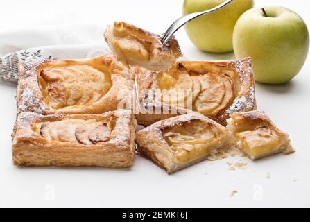 Apfelkuchen ist eine Fruchttarte aus einem Teig mit Apfel beschichtet. Es gibt viele Varianten und der Apfel kann geschnitten oder compote werden. Äpfel können dir platziert werden Stockfoto
