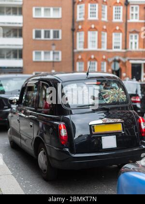 Schwarzes Taxi in London Road ohne Menschen, England. Stockfoto