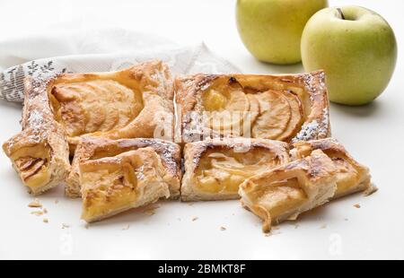 Apfelkuchen ist eine Fruchttarte aus einem Teig mit Apfel beschichtet. Es gibt viele Varianten und der Apfel kann geschnitten oder compote werden. Äpfel können dir platziert werden Stockfoto