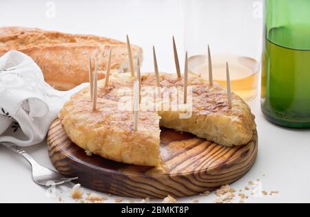 Das spanische Omelett, Kartoffelomelett oder spanische Omelette – in Lateinamerika, auf den Kanarischen Inseln oder in Andalusien auch Kartoffelomelett genannt – ist ein Omelett Stockfoto