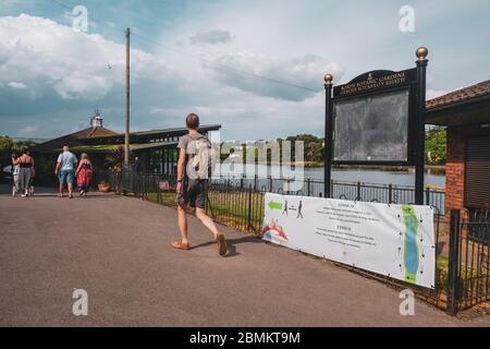 Roath, Cardiff. Covid-19 Zeichen illustrieren soziale Distanzierungsmaßnahmen in Roath Park, Cardiff. Stockfoto