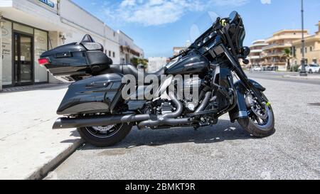 Rom,Italien - 09. Mai 2020: Geparkt in der römischen Promenade am Ostia Lido ein schönes Rennmotorrad Modell Harley Davidson Screamin Eagle in limitierter Auflage Stockfoto