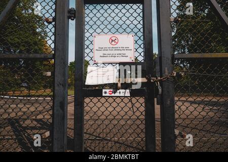 Roath, Cardiff. Covid-19 Zeichen illustrieren soziale Distanzierungsmaßnahmen in Roath Park, Cardiff. Stockfoto