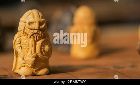 Keramik Krieger Figur aus Mittelalter beliebte Strategie Brettspiel - tafl. Folk, Wettbewerb und traditionelles Konzept Stockfoto