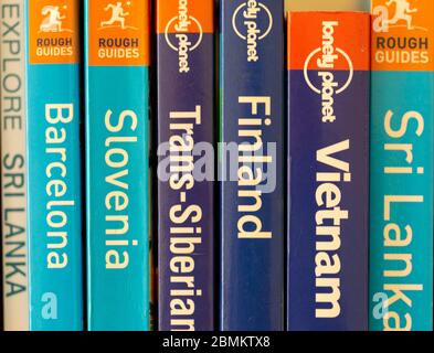 Nahaufnahme verschiedener Reiseführer, die von Lonely Planet und Rough Guides veröffentlicht wurden Stockfoto