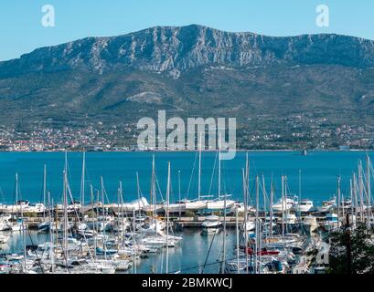 Kleiner Yachthafen mit Segelbooten und Yachten von oben gesehen. Verankert in der Nähe von 'marjan' Hügel in Split, kroatien Stockfoto