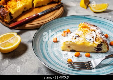 Frisch gebackener hausgemachter Quark-Auflauf mit Rosinen. Gesunde Ernährung Stockfoto