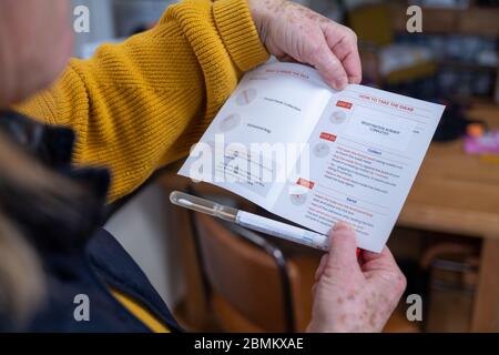 Ein Home Coronavirus Testkit vor der Verwendung. Stockfoto