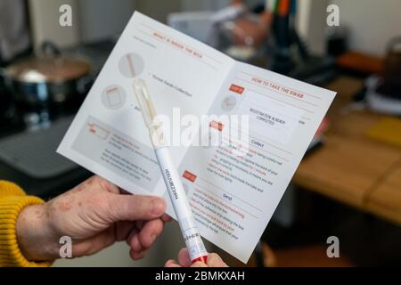 Ein Home Coronavirus Testkit vor der Verwendung. Stockfoto