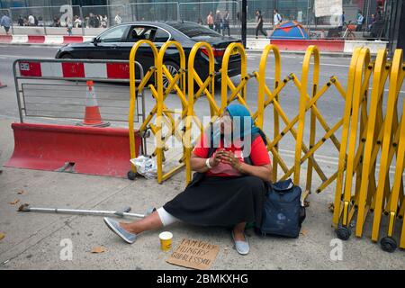 Obdachlose osteuropäische Bettlerin in der Oxford Street Central London. Stockfoto