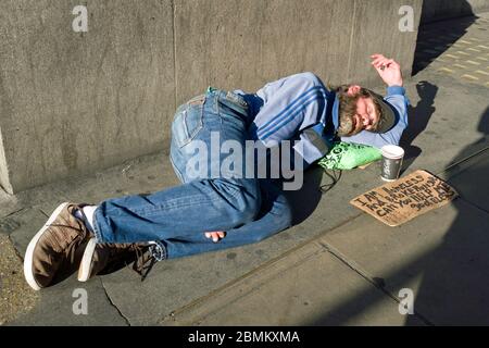 Obdachloser Bettler in der Oxford Street im Zentrum Londons Stockfoto