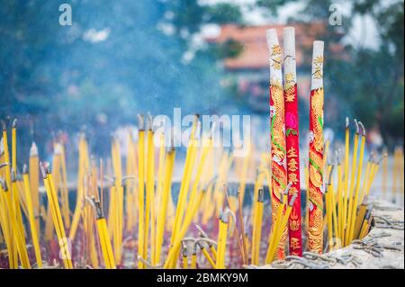 Räucherstäbchen in der Po Lin Monastaery in Ngong Ping auf Lantau Island, Hongkong brennen Stockfoto