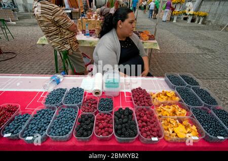 Beeren und Pfifferlinge zum Verkauf auf dem zentralen Markt in Ljubljana, Slowenien Stockfoto