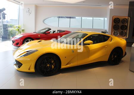 Neuer offizieller Ferrari-Händler-Showroom in Dubai, Vereinigte Arabische Emirate. Die maßgeschneiderte Anlage ist eine der größten Ferrari-Ausstellungsräume der Welt. Stockfoto