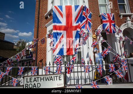 Die Menschen genießen den Sieg in Europa 75. Jahrestag in den Grenzen ihrer Häuser während der Coronavirus-Sperre in Clapham, Southwest London Stockfoto