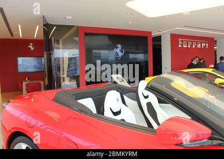 Neuer offizieller Ferrari-Händler-Showroom in Dubai, Vereinigte Arabische Emirate. Die maßgeschneiderte Anlage ist eine der größten Ferrari-Ausstellungsräume der Welt. Stockfoto